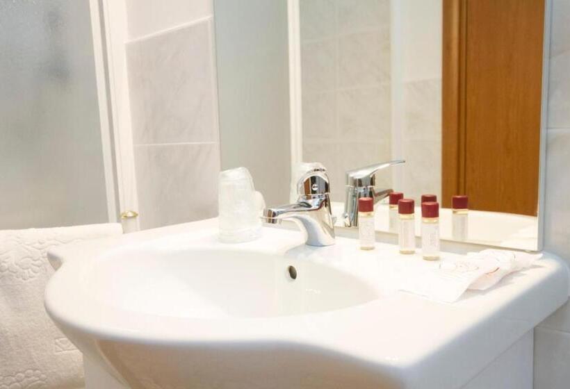 اتاق استاندارد سه تخته با بالکن, Le Maschere B&b