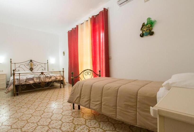 اتاق استاندارد سه تخته با بالکن, Le Maschere B&b