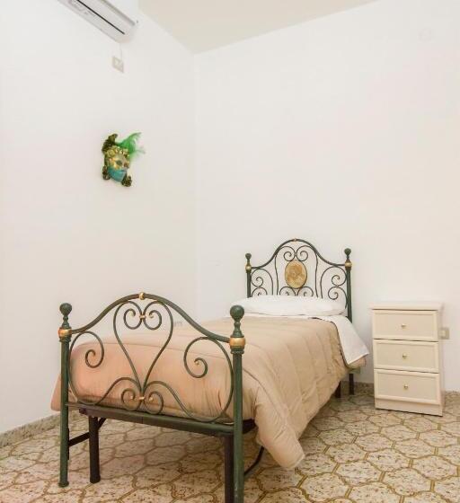 اتاق استاندارد سه تخته با بالکن, Le Maschere B&b
