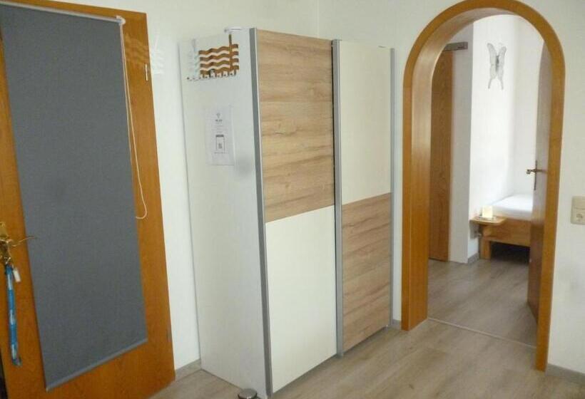 Четырехместный Номер Стандарт с Балконом, Gaestezimmer Klein