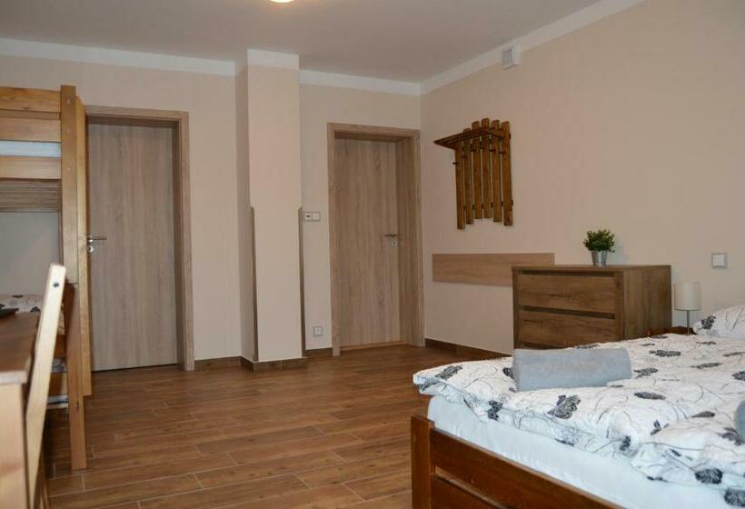 اتاق استاندارد چهارنفره با چشم‌انداز باغ, Residence Ruth
