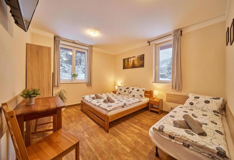 اتاق استاندارد سه تخته با چشم‌انداز باغ, Residence Ruth