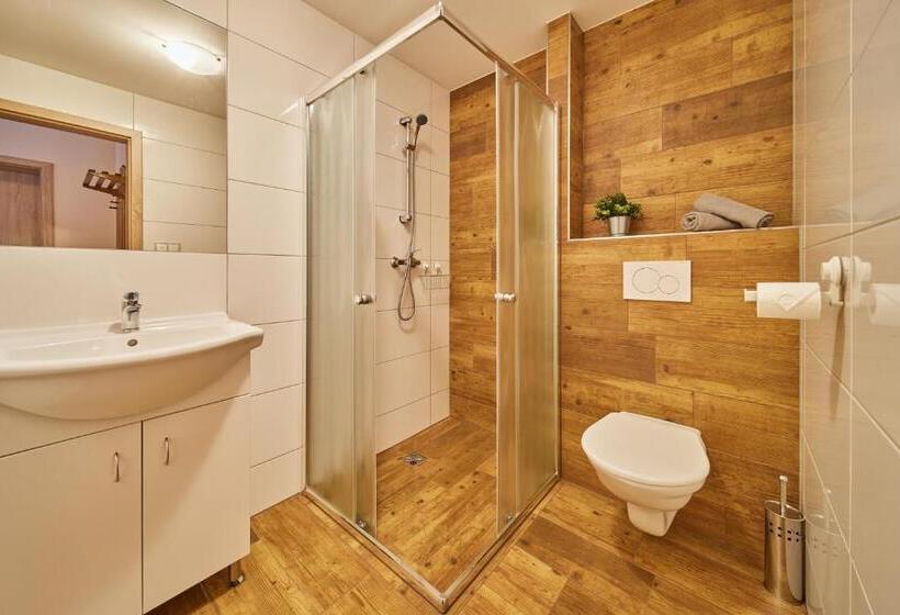 اتاق استاندارد چهارنفره با چشم‌انداز باغ, Residence Ruth