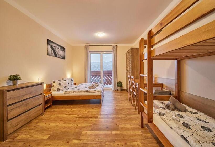 اتاق استاندارد چهارنفره با چشم‌انداز باغ, Residence Ruth
