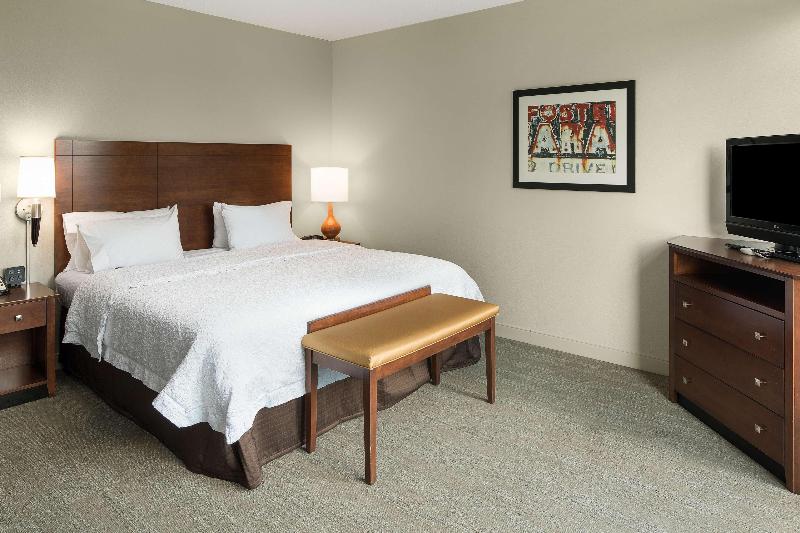 חדר סטנדרט עם מיטת קינג, Hampton Inn & Suites Little Rock Downtown