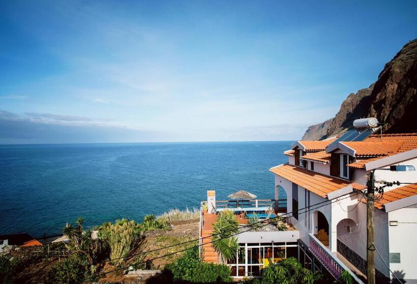 غرفة قياسية مزوَّدة بشُرفة, Cecília S House