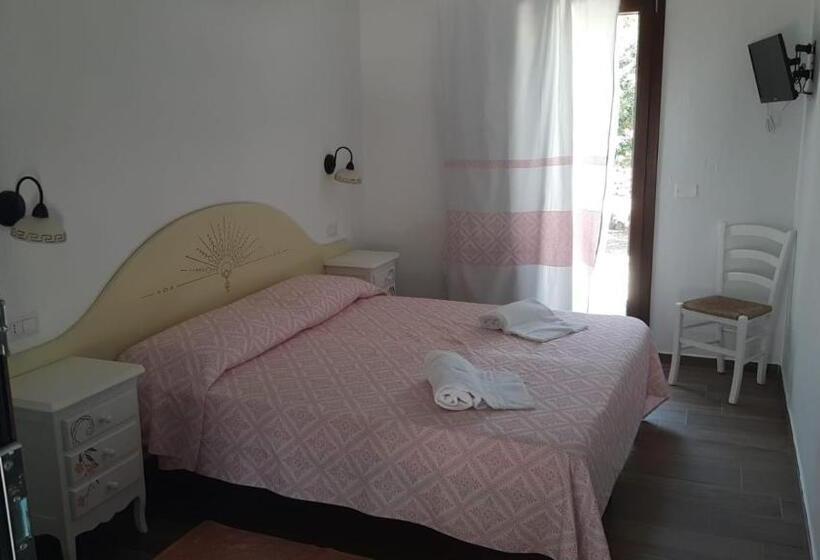 اتاق اکونومی, Borgo Rurale Cares