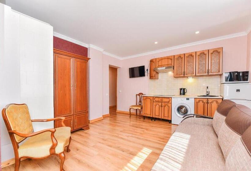 اتاق استاندارد چهارنفره با بالکن, Villa Victoria