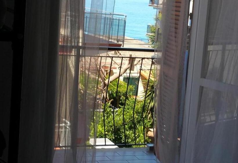 اتاق استاندارد چهارنفره با بالکن, A Due Passi Dal Mare
