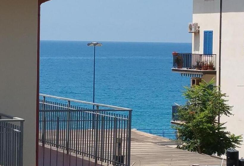 اتاق استاندارد چهارنفره با بالکن, A Due Passi Dal Mare