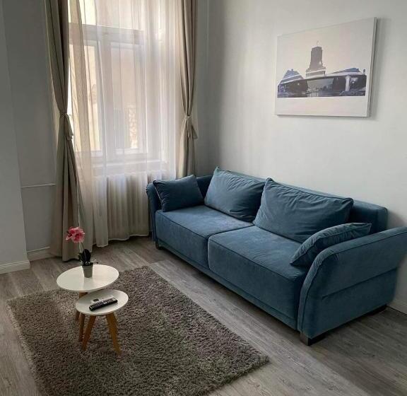 استودیوی لوکس, Eden Center Home