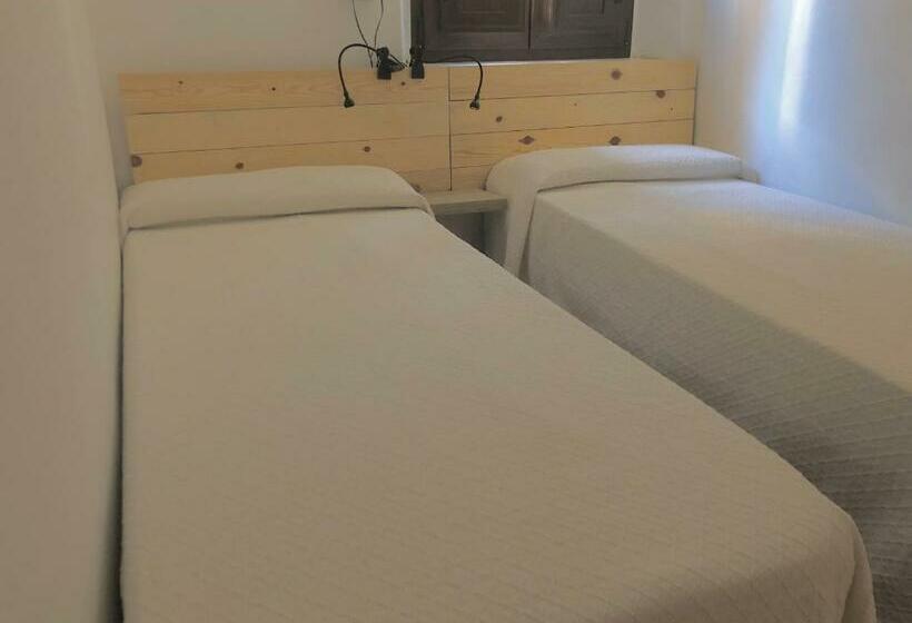 اتاق استاندارد با سرویس بهداشتی مشترک, Albergue Rosalia / Pilgrim Hostel