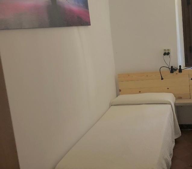 اتاق استاندارد با سرویس بهداشتی مشترک, Albergue Rosalia / Pilgrim Hostel