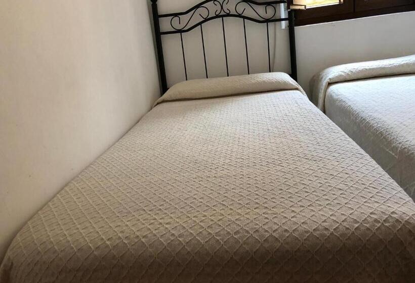 اتاق استاندارد با سرویس بهداشتی مشترک, Albergue Rosalia / Pilgrim Hostel