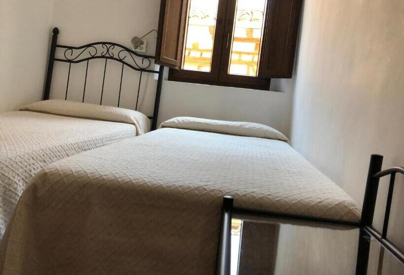 اتاق استاندارد با سرویس بهداشتی مشترک, Albergue Rosalia / Pilgrim Hostel