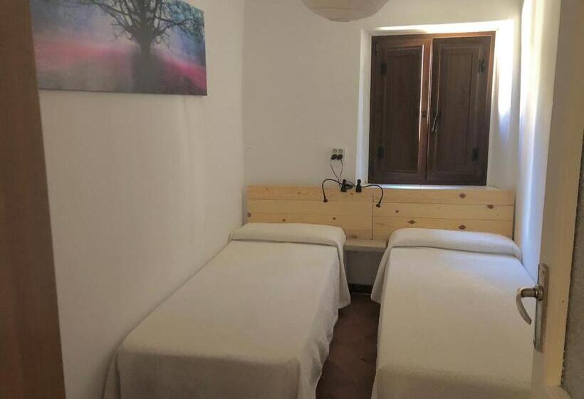 اتاق استاندارد با سرویس بهداشتی مشترک, Albergue Rosalia / Pilgrim Hostel