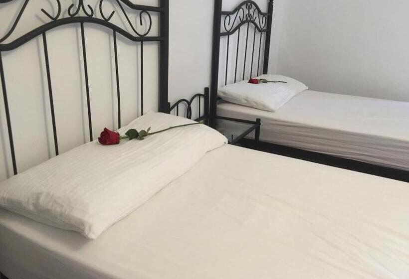 تختخواب در اتاق مشترک, Albergue Rosalia / Pilgrim Hostel