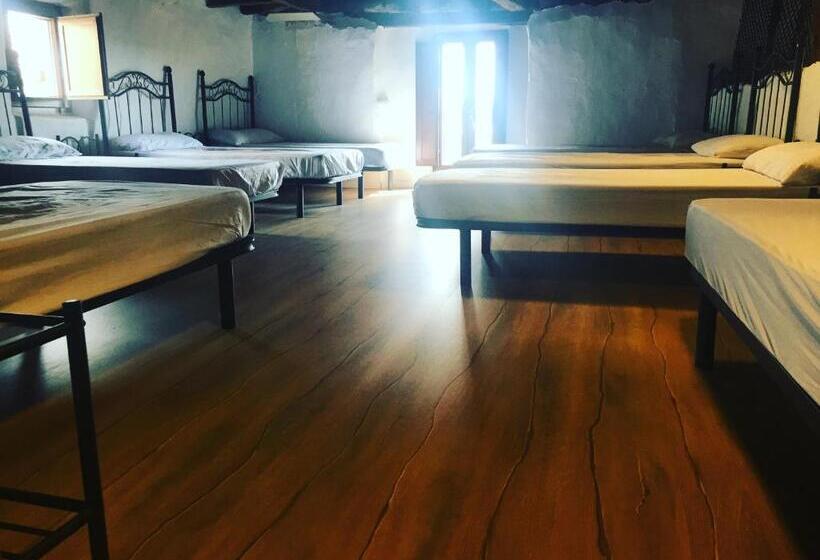 تختخواب در اتاق مشترک, Albergue Rosalia / Pilgrim Hostel