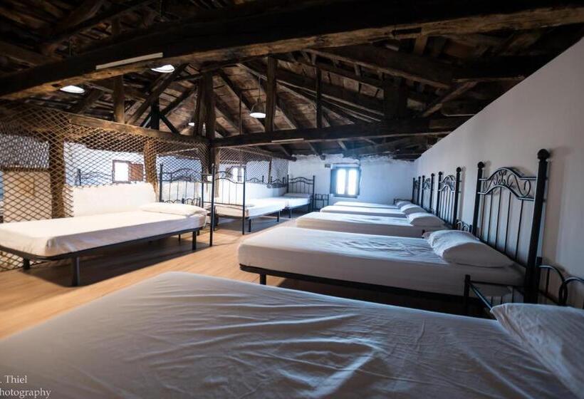 تختخواب در اتاق مشترک, Albergue Rosalia / Pilgrim Hostel