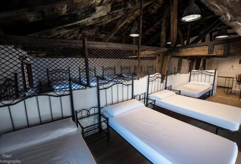 تختخواب در اتاق مشترک, Albergue Rosalia / Pilgrim Hostel
