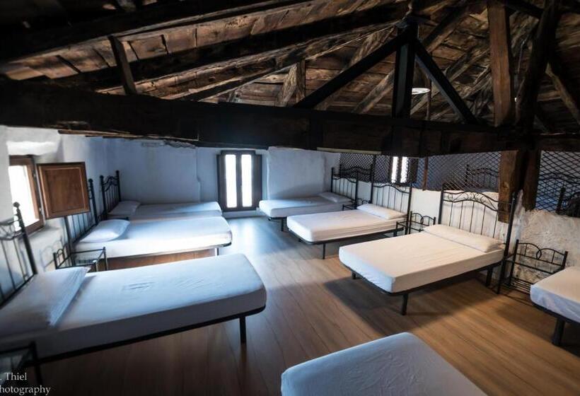 تختخواب در اتاق مشترک, Albergue Rosalia / Pilgrim Hostel