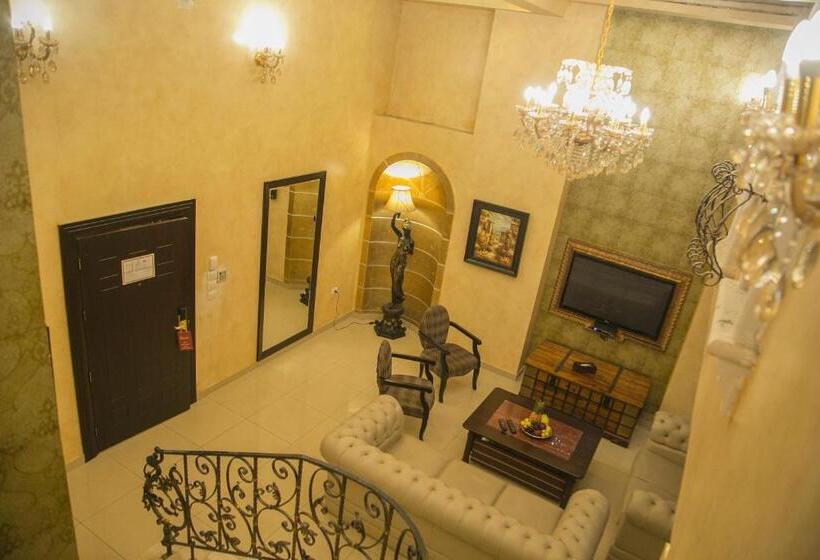 سوییت دوبلکس, Queens Suite