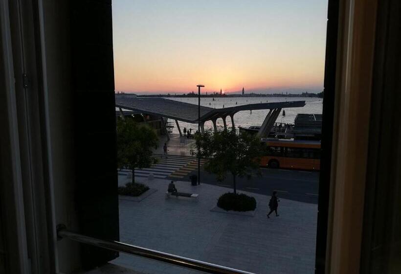 اتاق استاندارد با چشم‌انداز دریاچه, Belvedere