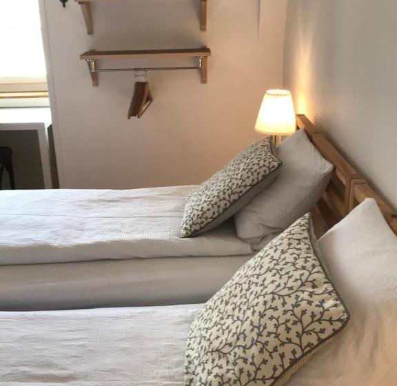 اتاق استاندارد سه تخته با سرویس بهداشتی مشترک, The Bed + Breakfast