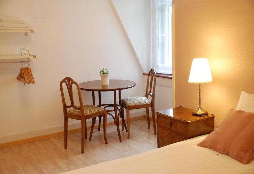 اتاق استاندارد با سرویس بهداشتی مشترک, The Bed + Breakfast