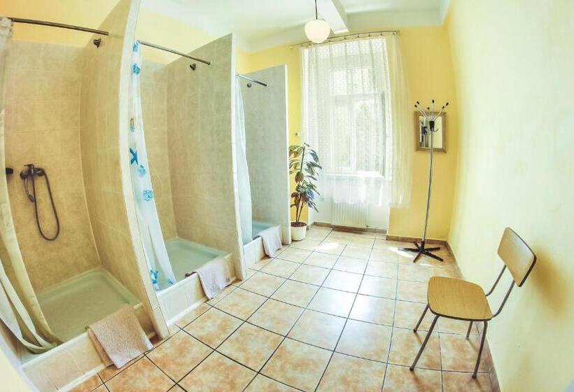 اتاق استاندارد سه تخته با سرویس بهداشتی مشترک, Hostel Dakura
