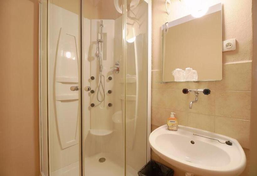 اتاق استاندارد, Hostel Dakura