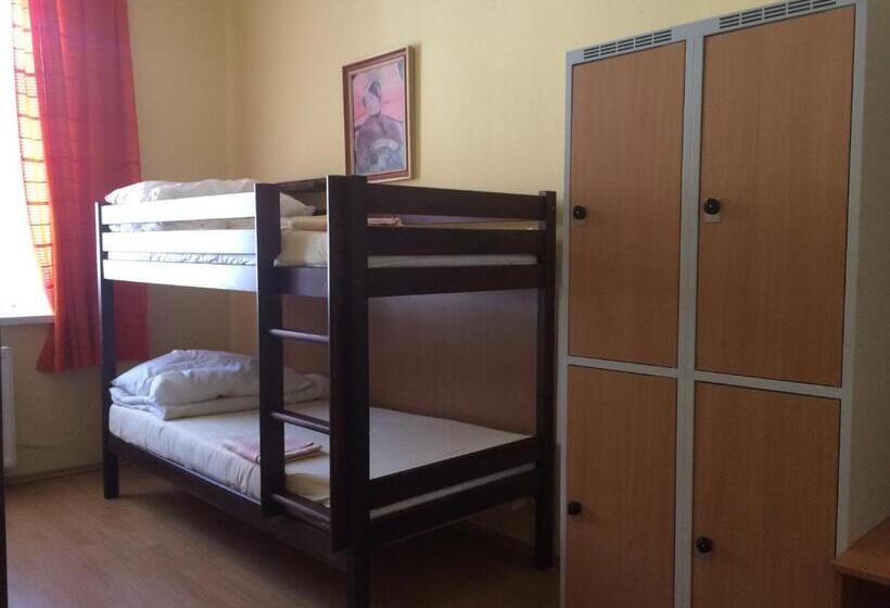 تختخواب در اتاق مشترک, Hostel Dakura