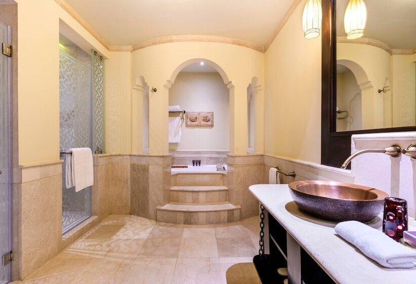اتاق لوکس با چشم‌انداز استخر, Sharq Village & Spa, A Ritzcarlton