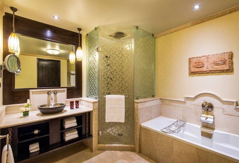اتاق لوکس با چشم‌انداز استخر, Sharq Village & Spa, A Ritzcarlton