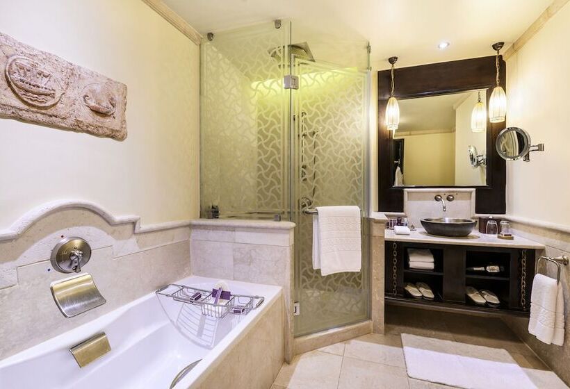 اتاق لوکس با چشم‌انداز استخر, Sharq Village & Spa, A Ritzcarlton
