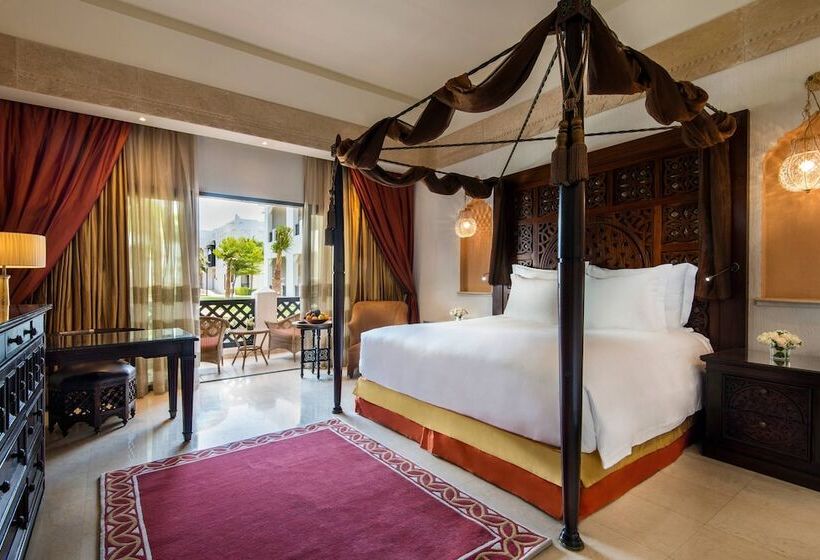 اتاق لوکس با چشم‌انداز استخر, Sharq Village & Spa, A Ritzcarlton