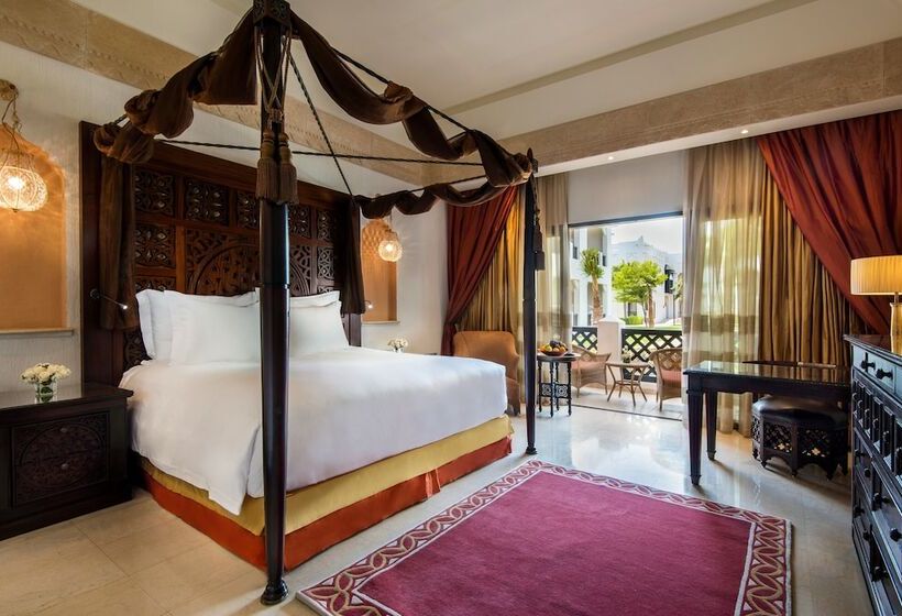 اتاق لوکس با چشم‌انداز استخر, Sharq Village & Spa, A Ritzcarlton
