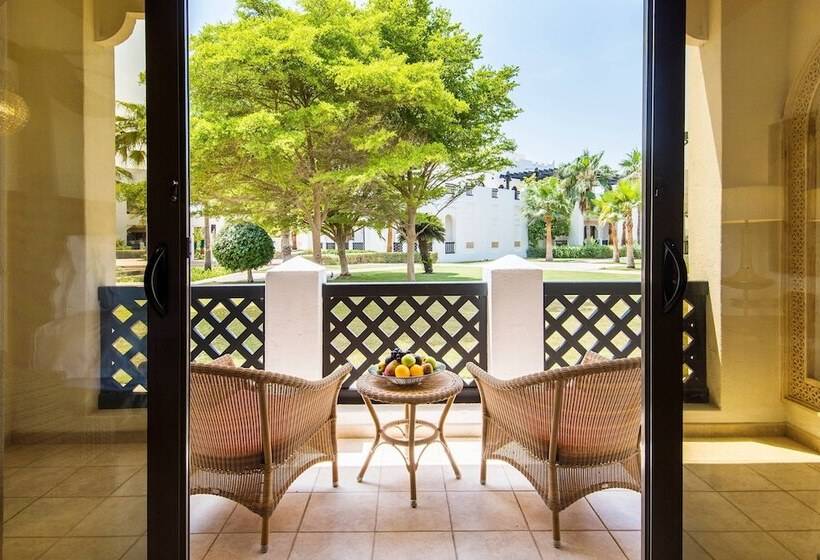 اتاق لوکس با چشم‌انداز استخر, Sharq Village & Spa, A Ritzcarlton