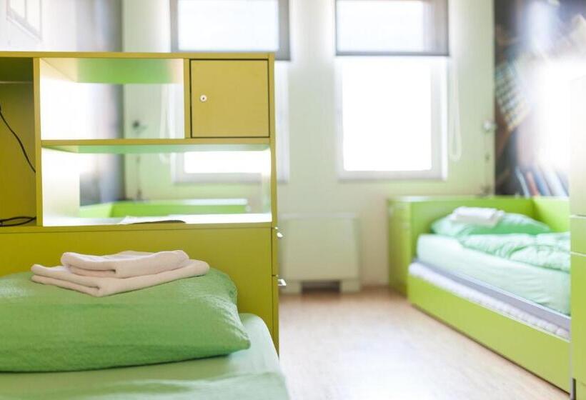 تختخواب در اتاق مشترک, Hostel Pekarna