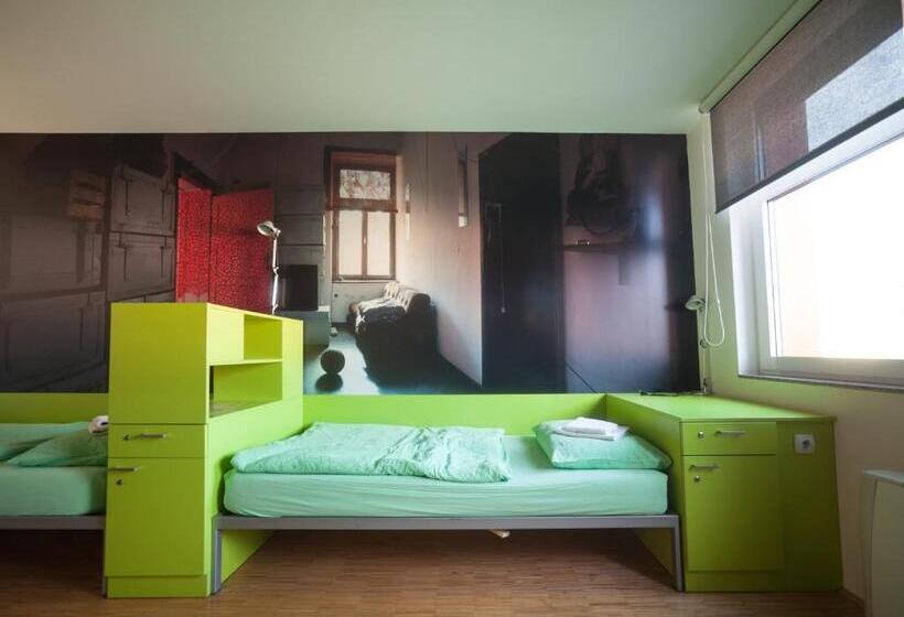 تختخواب در اتاق مشترک, Hostel Pekarna