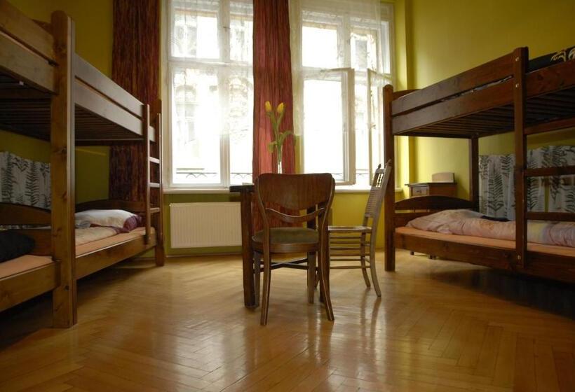 Кровать в Общей Комнате, Hostel, Pokoje Gościnne Mleczarnia   Ozonowane