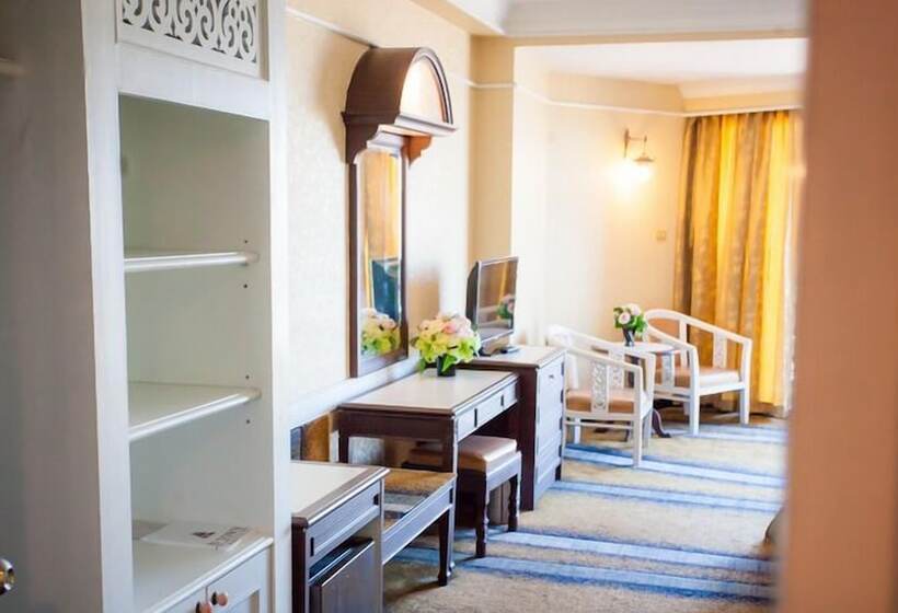 Номер Deluxe, First Pacific Hotel And Convention