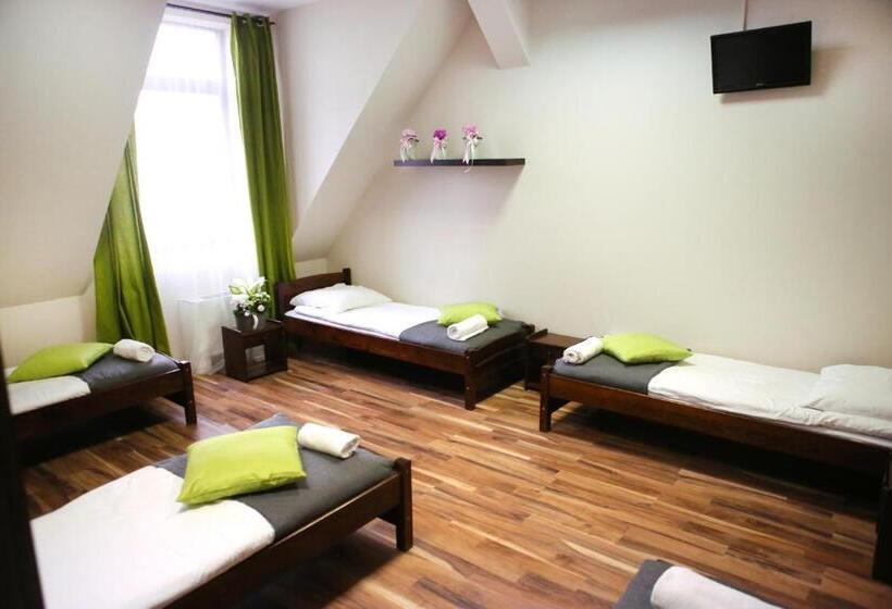 غرفة قياسية رباعية, Royal Hostel
