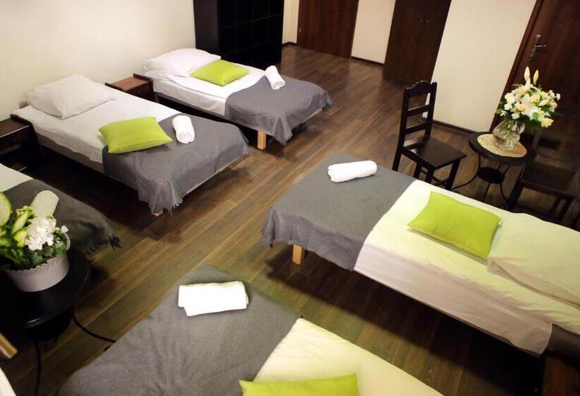 غرفة قياسية رباعية, Royal Hostel