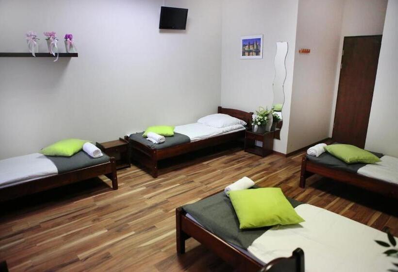 سرير فى غرفة مشتركه, Royal Hostel