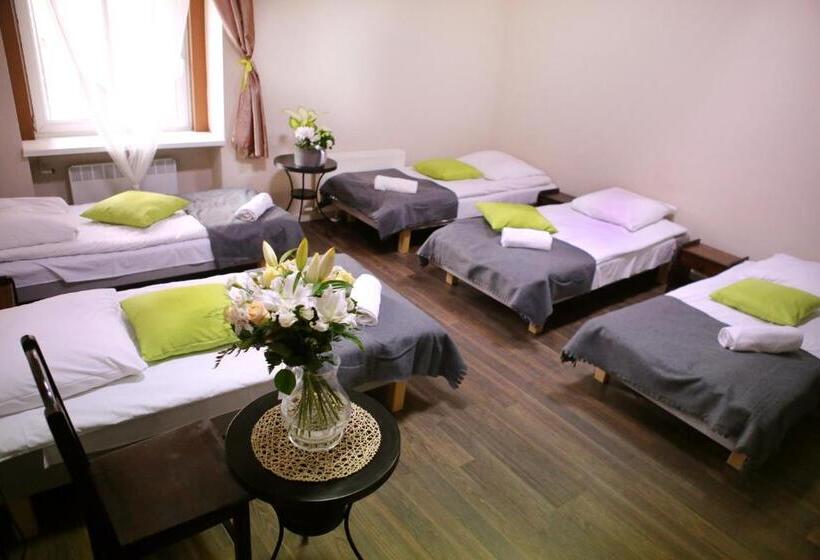 سرير فى غرفة مشتركه, Royal Hostel