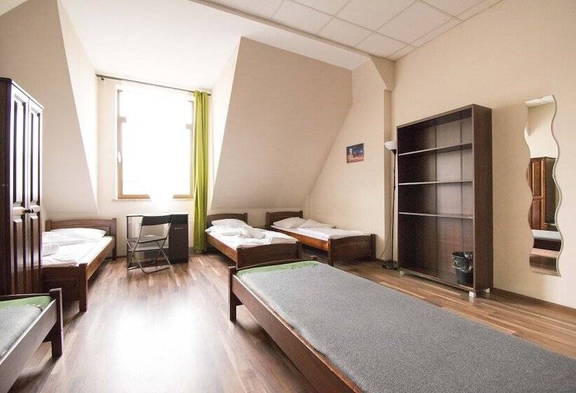 غرفة قياسية رباعية, Royal Hostel