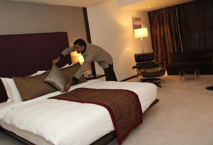 Номер бизнес-класса, Radisson Blu Plaza Hotel Hyderabad Banjara Hills