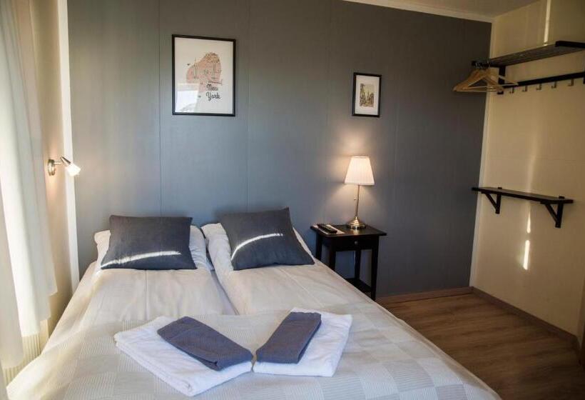 اتاق پایه با سرویس بهداشتی مشترک, Guesthouse Hvammur