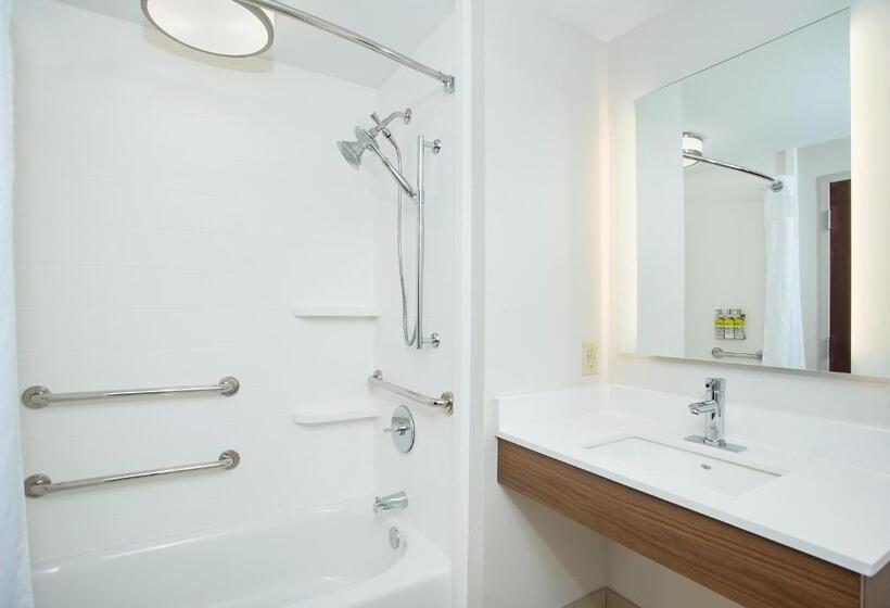 适合残疾人士使用的带超级大床的标准间, Holiday Inn Express & Suites Lebanon Nashville Area, An Ihg